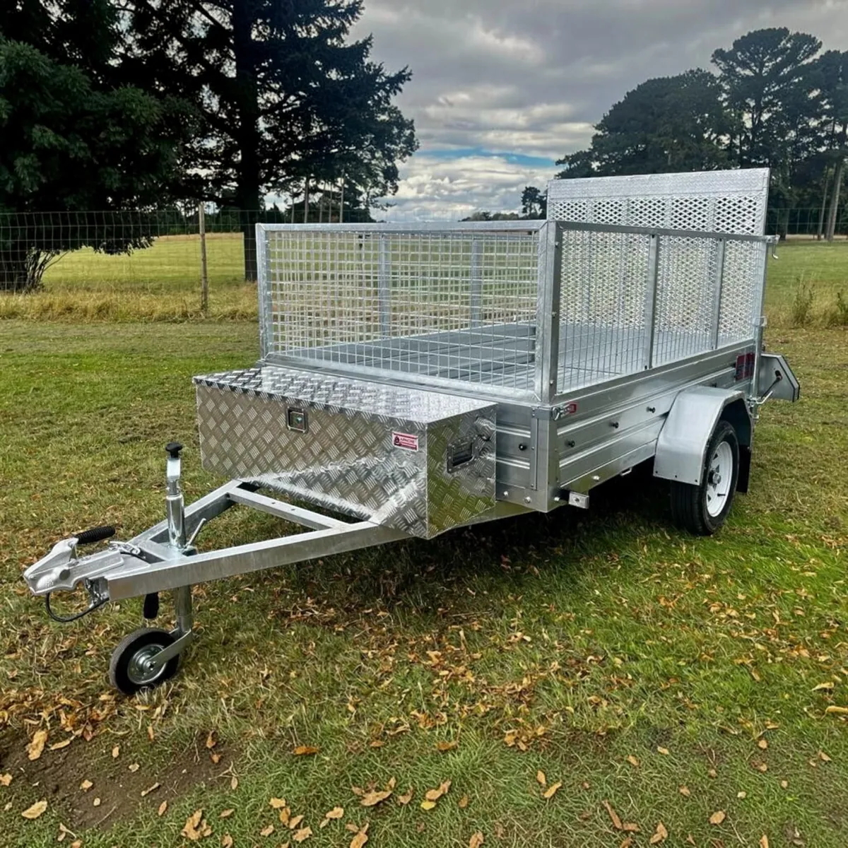Ex-Demo – 7ft x 4ft Utility Trailer with Cage, Rear Gate, Prop Stands, Spare Wheel & ATB1-1233 Alloy Toolbox
