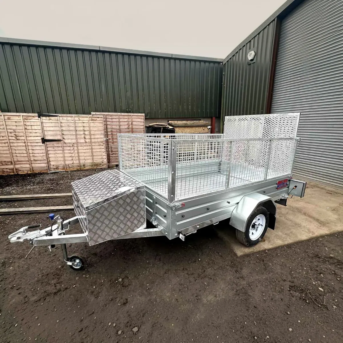 Ex-Demo – 8ft x 5ft Utility Trailer with Cage, Rear Loading Ramp, Prop Stands & Large Mounted Alloy Metal Toolbox