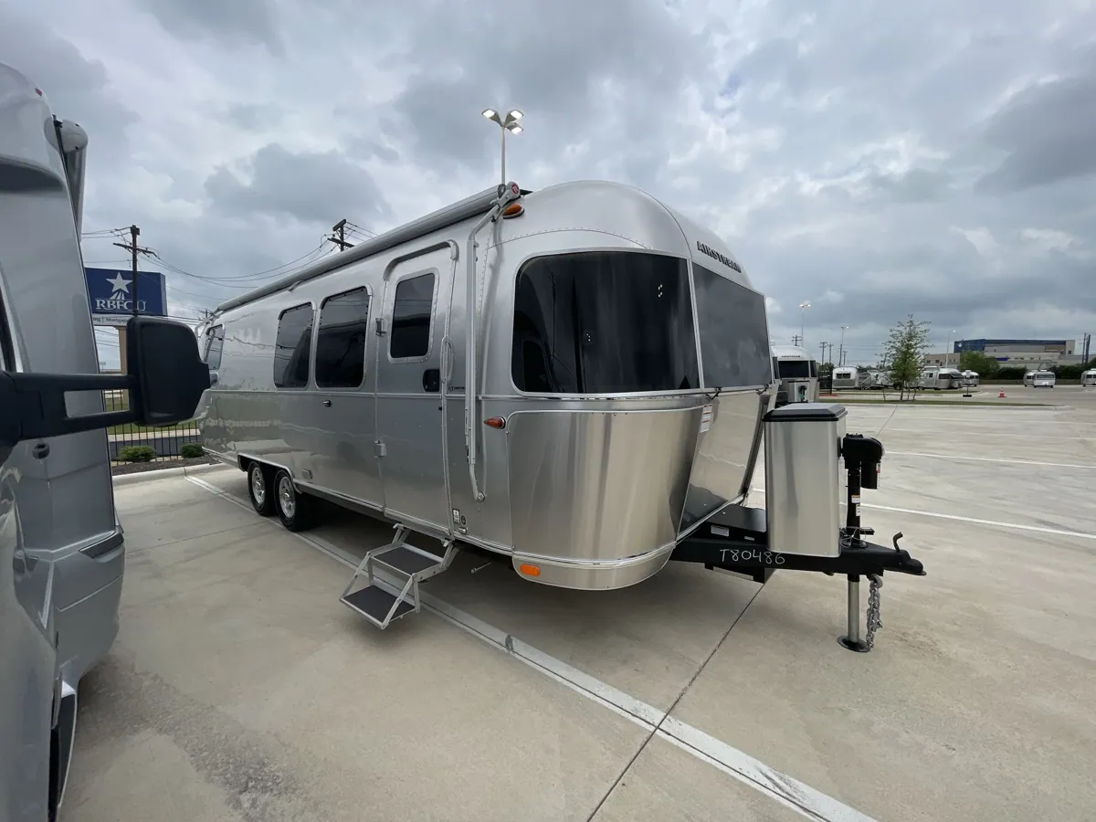 New 2027 Airstream Flying Cloud 28RB