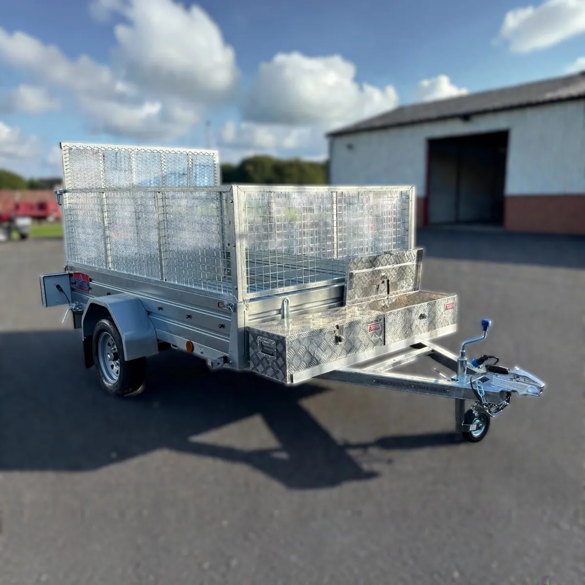 Special Offer – Brand New – 8ft x 5ft Utility Trailer with Cage, Rear Loading Ramp, Prop Stands & 2 Front Mounted Alloy Metal Toolboxes